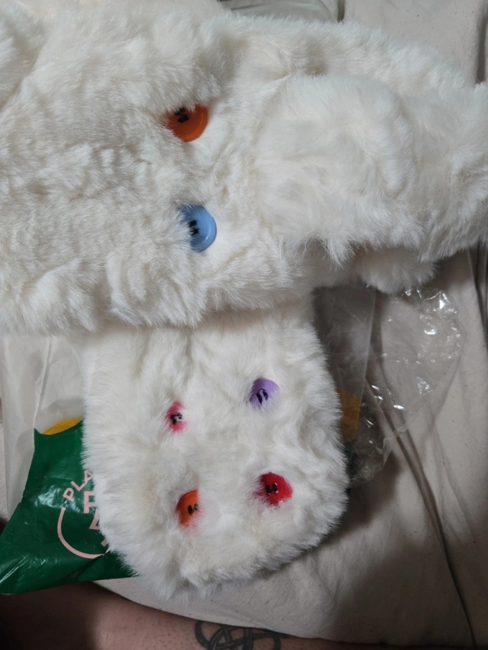 HALARA White Fuzzy Button Scarf